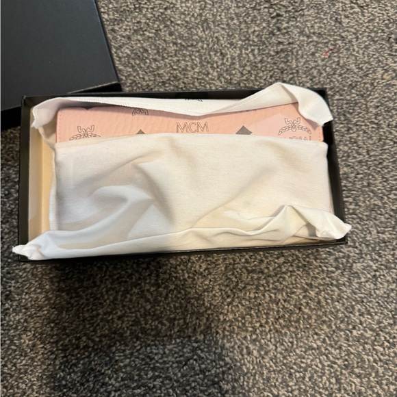 MCM Pink Crossbody Bag with Flap Closure and Gold Chain Strap - Picture 4 of 7